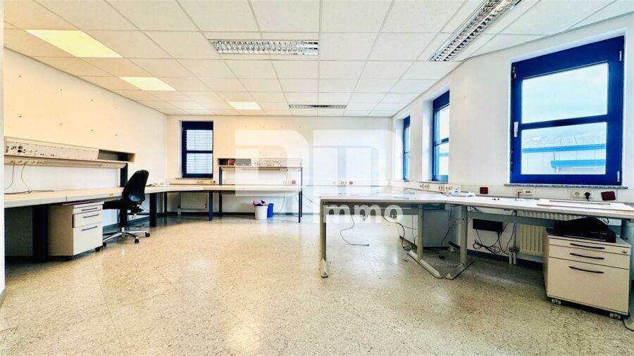 Vielseitiger Gewerbekomplex Halle + Büro / Freifläche - Top Infrastruktur direkt am A44 / A49 Kreuz - OG Büroraum